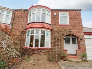 Cottage | Exterior - Clover Leaf (Guisborough)