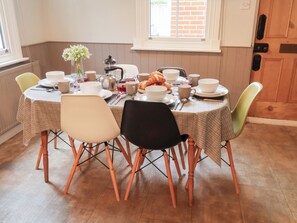 Cottage | Dining - Elkhorn (Reydon)