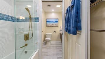 Combined shower/bathtub, rainfall showerhead