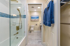 Combined shower/tub, rainfall showerhead - Sequoia Parks Coast Wineries Skiing-Enjoy Hot Tub Firepit Outdoor Kitchen (Visalia)