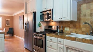 Full-sized fridge, microwave, oven, stovetop
