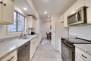 Réfrigérateur, micro-ondes, plaque de cuisson, lave-vaisselle