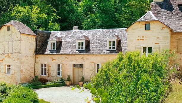 A stone building with multiple windows and a central courtyard. - Gorgeous home in Sarrazac (Sarrazac)