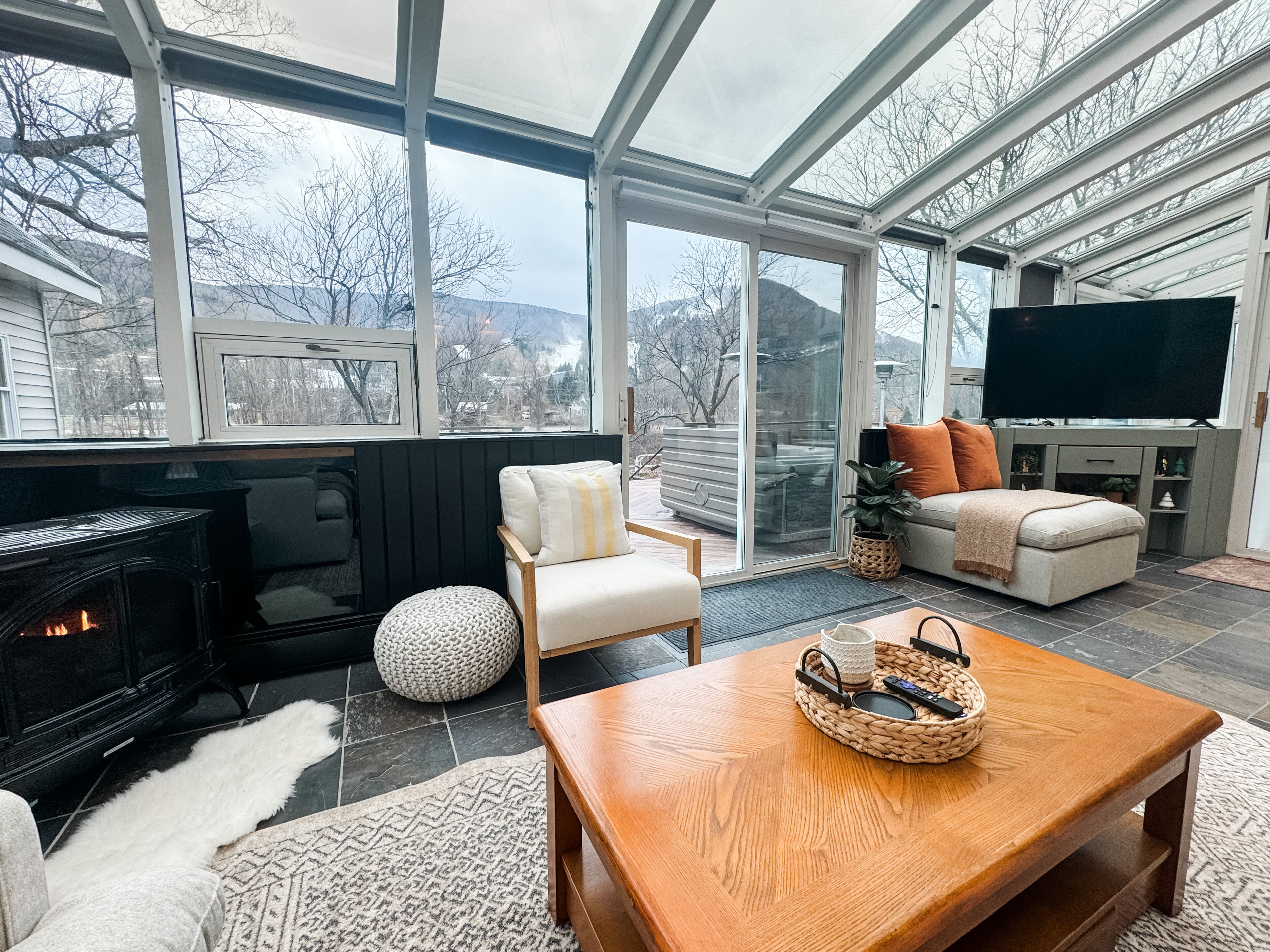 The Base Lodge @ Hunter Mtn Sleeps 16, Hot Tub, Chef’s kitchen, Free EV charger!