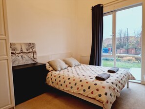 3 Schlafzimmer, Schreibtisch, Bügeleisen/Bügelbrett, WLAN