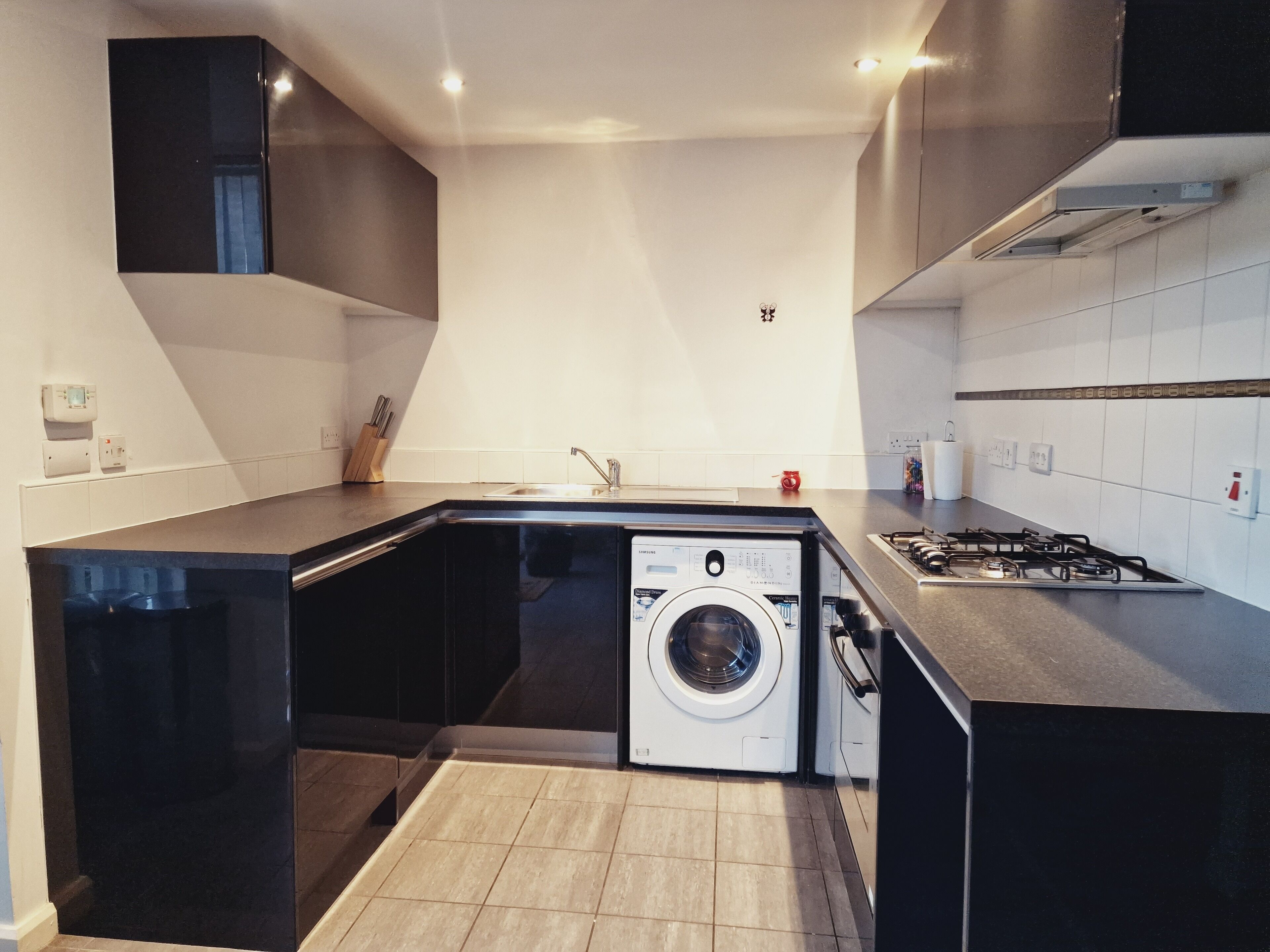 Geladeira, micro-ondas, fogão, chaleira elétrica