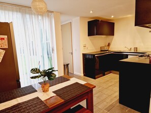 Kühlschrank, Mikrowelle, Ofen, Wasserkocher