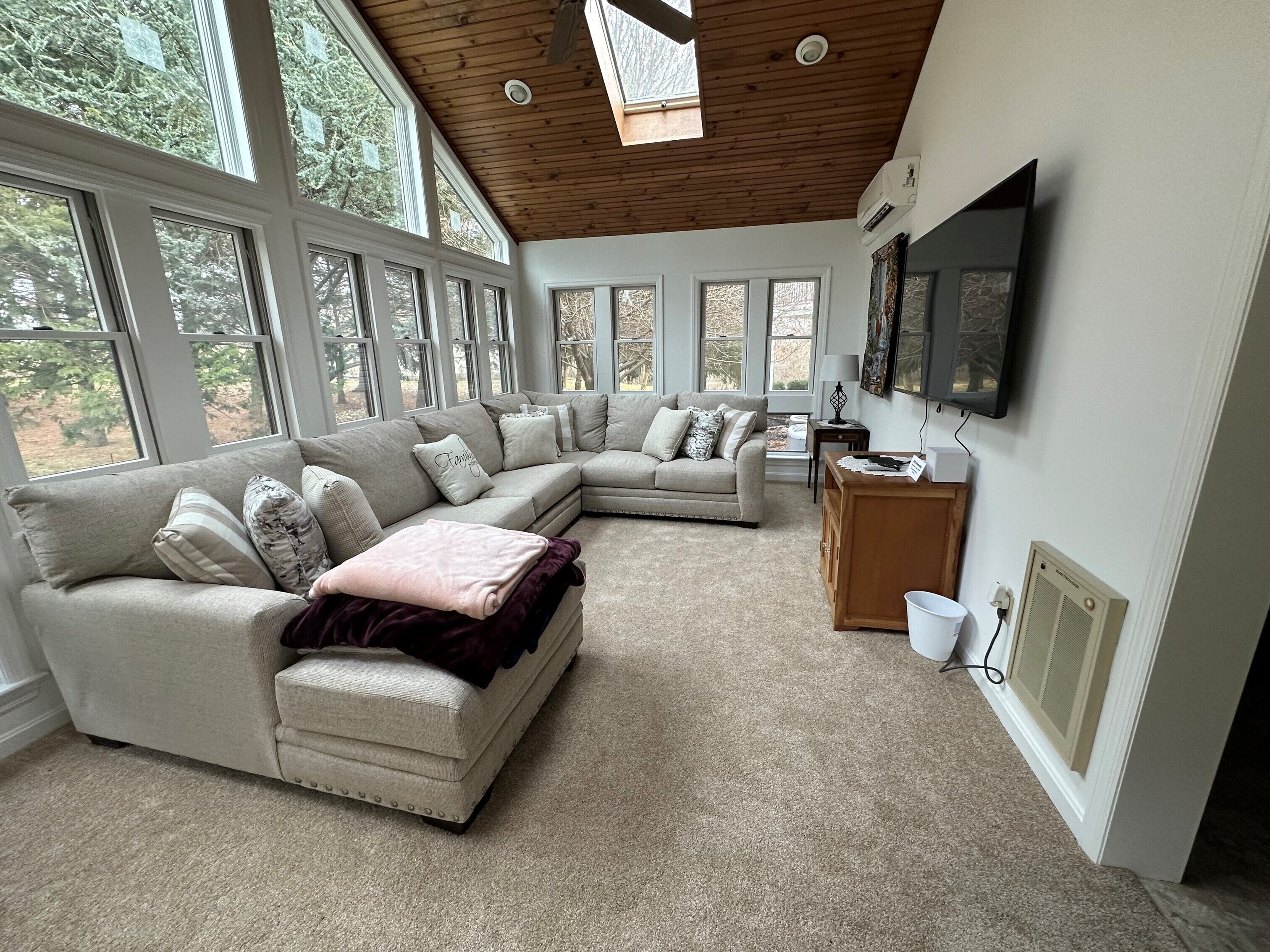 TV connectée, lecteur de DVD, livres