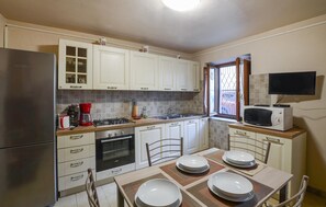 Fridge, stovetop, dishwasher