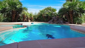 Alberca al aire libre y alberca climatizada