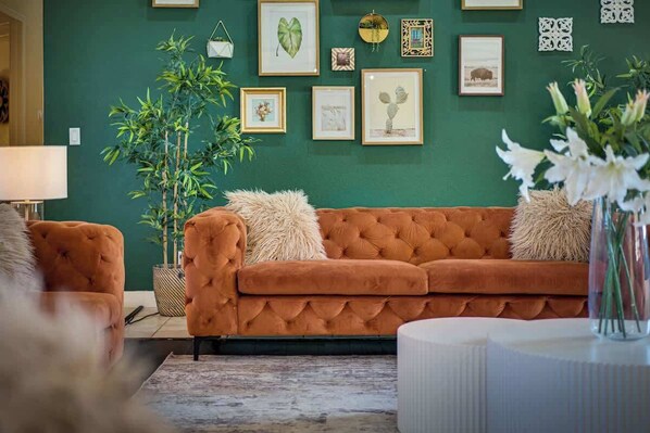 Smart TV, chimenea, futbolito y libros 