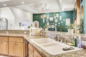 Regadera, tina de hidromasaje, amenidades de baño ecológicas 