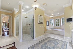 Combined shower/bathtub, hair dryer, towels, soap - LUXURIOUS Kiawah Home with River & Marsh Views, Media Room, Glass Elevator! (Kiawah Island)