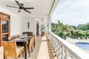 Outdoor dining - OCEANFRONT CONDO, 4 POOLS, 3 BED/3BATH, CAN'T BEAT THE LOCATION. (Jacó)