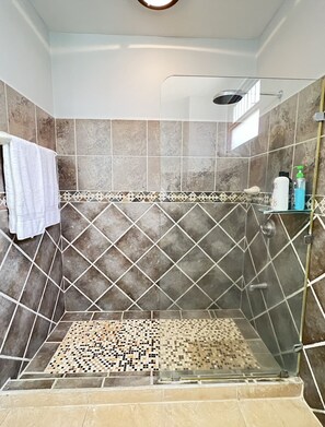 Dusche, Haartrockner, Handtücher