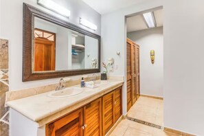 Shower, hair dryer, towels - OCEANFRONT CONDO, 4 POOLS, 3 BED/3BATH, CAN'T BEAT THE LOCATION. (Jacó)