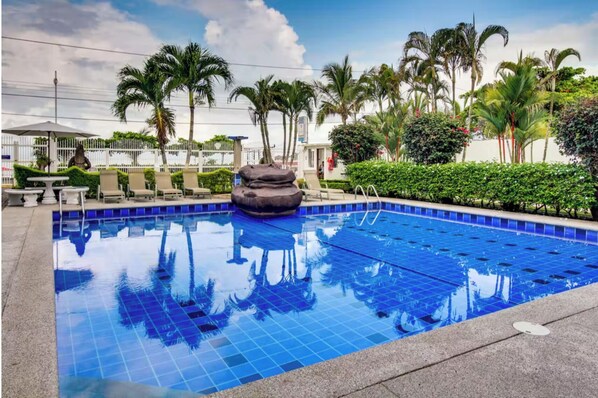 Outdoor pool - OCEANFRONT CONDO, 4 POOLS, 3 BED/3BATH, CAN'T BEAT THE LOCATION. (Jacó)