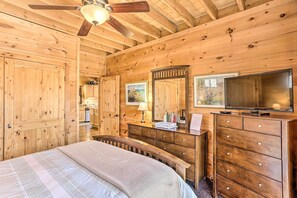 2 bedrooms, desk, iron/ironing board, Internet - 'TreeTop Retreat' Mentone Escape w/ Hot Tub (Mentone)