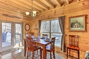 Dining - 'TreeTop Retreat' Mentone Escape w/ Hot Tub (Mentone)