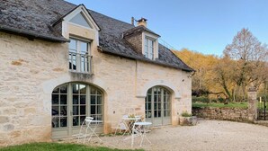 A stone building with large arched windows and a gravel driveway. - Nice home in Sarrazac (Sarrazac)