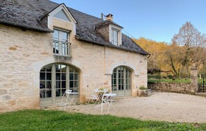 Outdoor dining - Amazing home in Sarrazac with WiFi (Sarrazac)