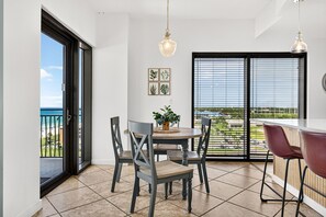 Ein moderner Essbereich mit Tisch, Stühlen und Blick durch große Fenster.