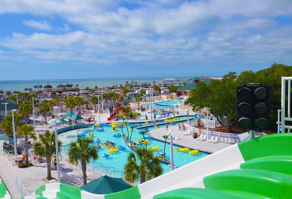 Een binnenzwembad en een buitenzwembad