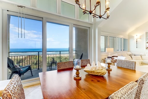 Top-Floor Beach Walker Villa with 3 Bedrooms and Ocean Views!