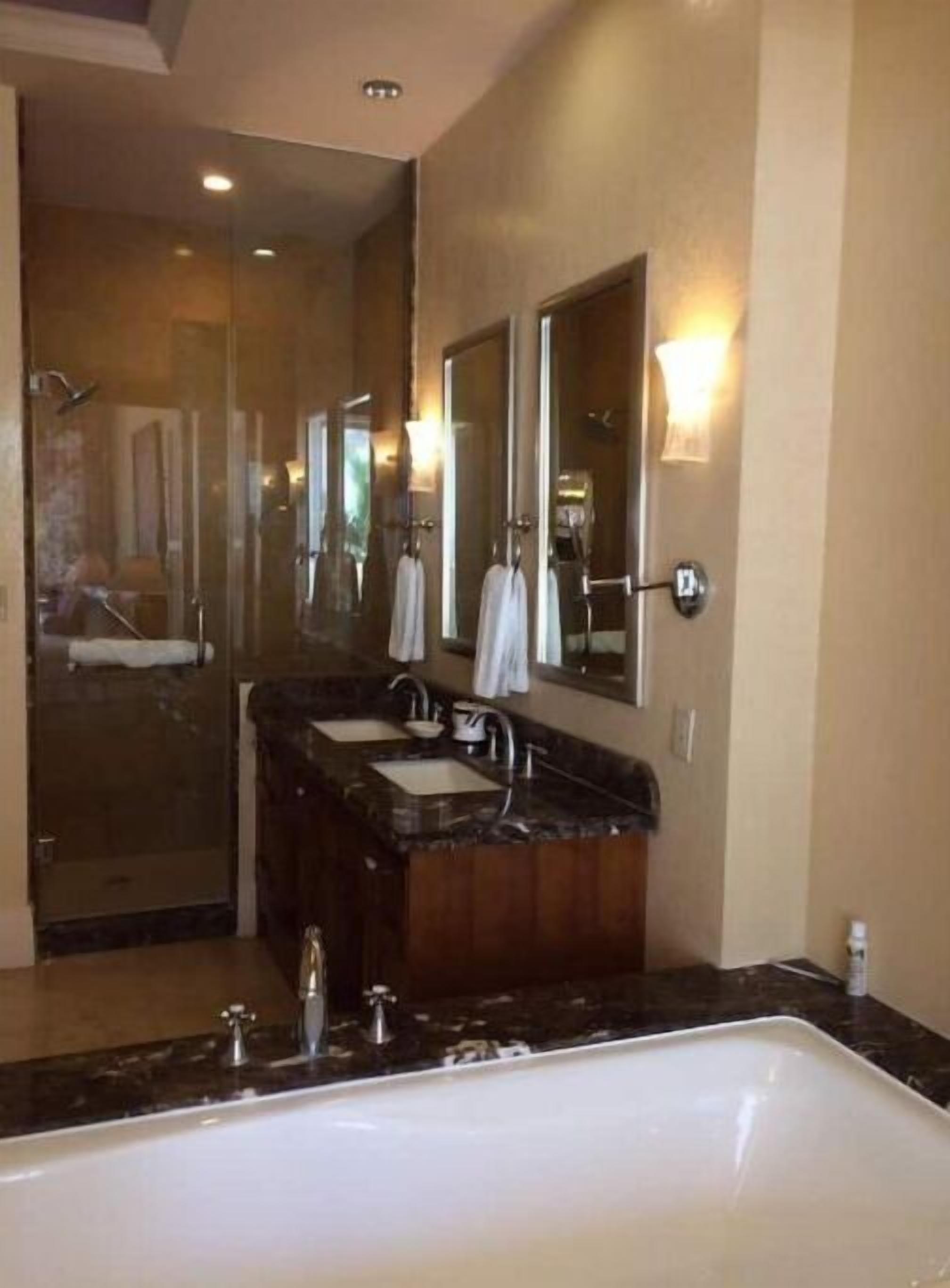 Douche, sèche-cheveux, serviettes fournies, savon