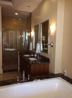 Douche, sèche-cheveux, serviettes fournies, savon