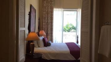 2 bedrooms, in-room safe, desk, iron/ironing board