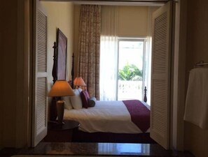 2 bedrooms, in-room safe, desk, iron/ironing board