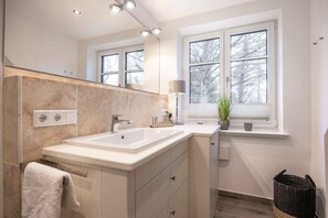 Dusj, hårføner og håndklær