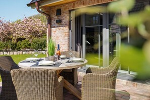 تناول الطعام بالخارج