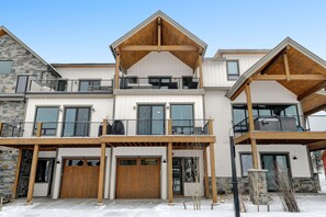 Exterior - Luxury Villa 38 I Private Hot Tub I Great Views I Best Price I Discounted Attractions (Fraser)