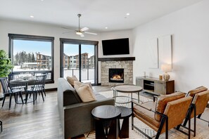 Smart TV, fireplace, video games, books - Luxury Villa 38 I Private Hot Tub I Great Views I Best Price I Discounted Attractions (Fraser)