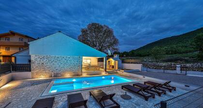 Awesome home in Lecevica