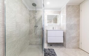 Shower, hair dryer - Cozy home in Lecevica (Lecevica)