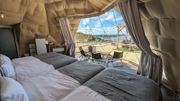Quarto quádruplo standard | Frigobar, Wi-Fi de cortesia, roupa de cama
