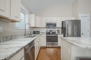 Køleskab, mikrobølgeovn, ovn, kogeplade