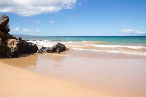 Chaises longues, serviettes de plage