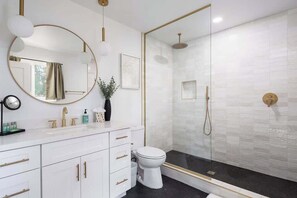 Combined shower/bathtub, hair dryer, towels, shampoo
