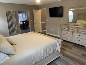 3 soverom, skrivebord, strykejern/-brett og internettilgang