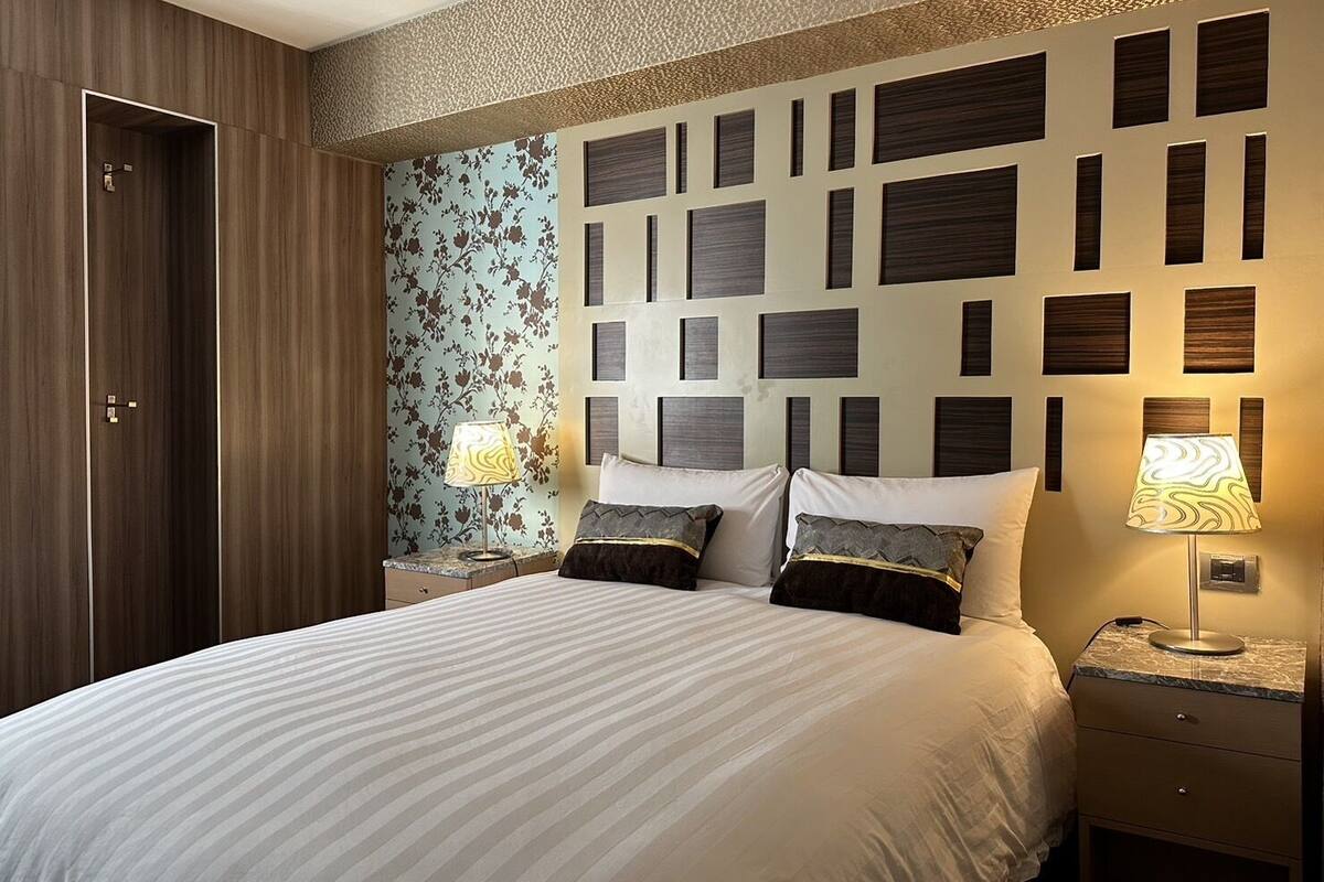 Premium bedding, down duvets, desk, free WiFi