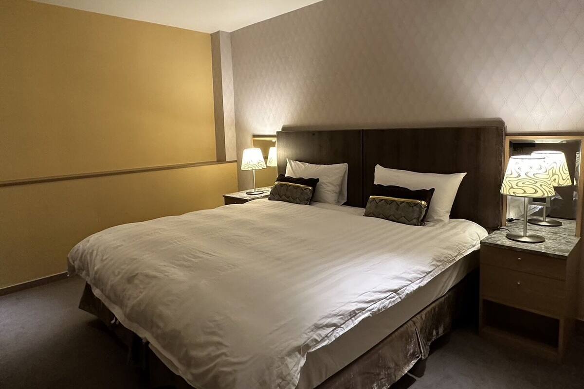 Premium bedding, down duvets, desk, free WiFi
