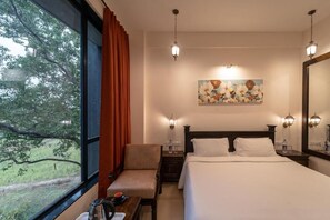 Desk, laptop workspace, blackout drapes, free WiFi - Triose Boutique Hotel (Mawal)