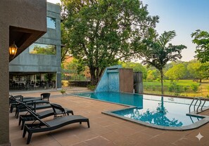 Outdoor pool - Triose Boutique Hotel (Mawal)