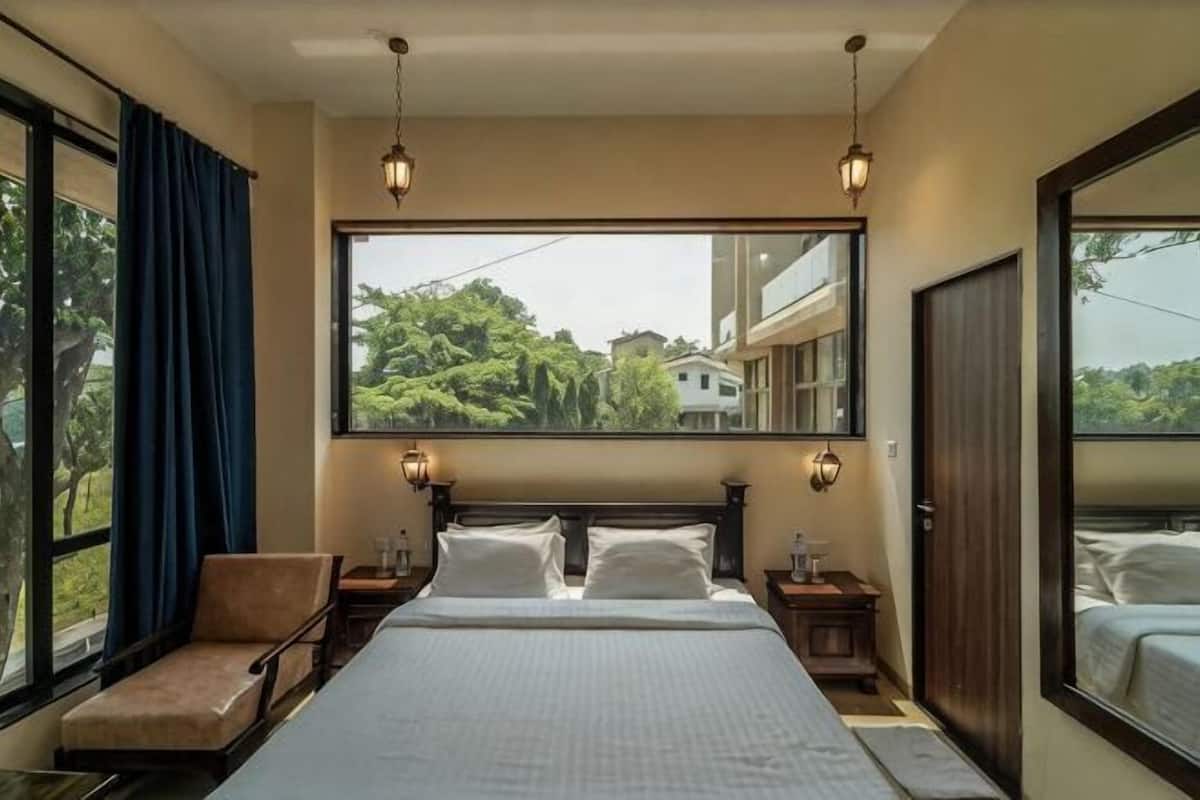 Desk, laptop workspace, blackout drapes, WiFi (free)