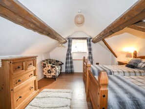 2 Schlafzimmer, individuell dekoriert, individuell eingerichtet