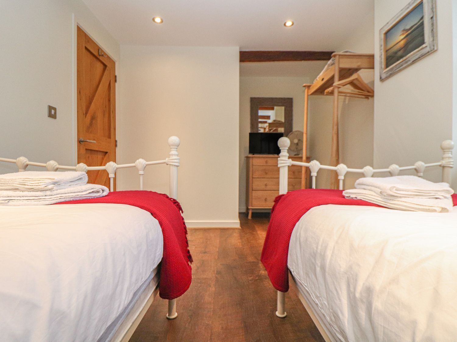 2 Schlafzimmer, individuell dekoriert, individuell eingerichtet